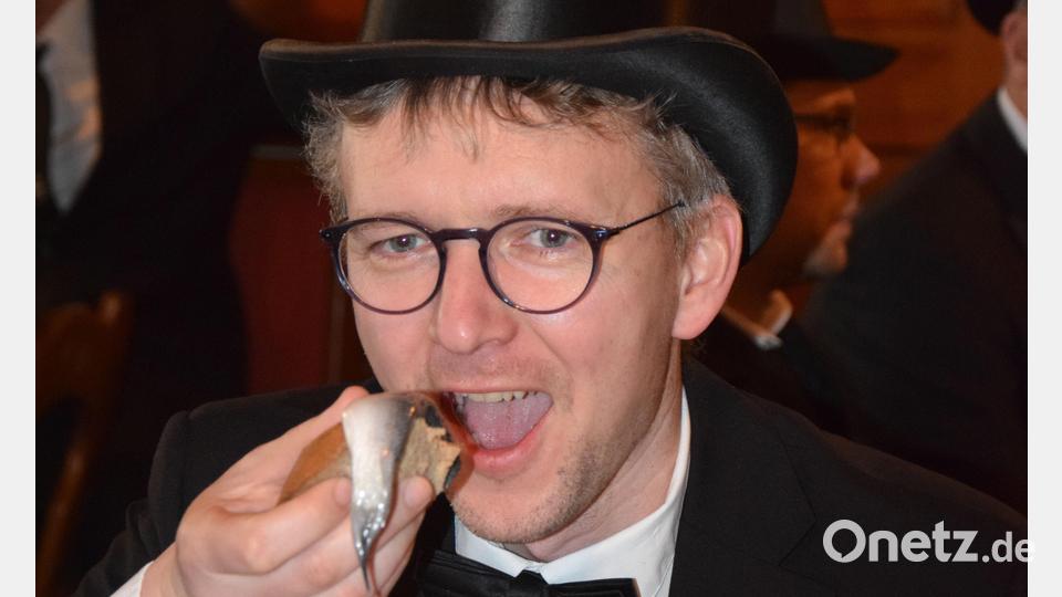 Etikette muss sein. Der Fisch wird vom Zeremonienmeister Markus Hummel auf einem Stückl Bauernbrot samt Serviette serviert und dann verspeist. Bild: bö