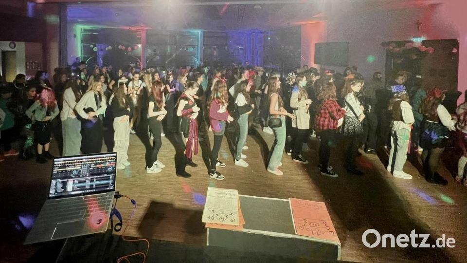 Die KEM-Event GmbH hatte in der Faschingszeit zu drei Veranstaltungen eingeladen. Bei der &quot;Teenie-Laser-Disco&quot; waren Jugendliche von 11 bis 16 Jahren eingeladen. Bild: KEM-Event GmbH/exb