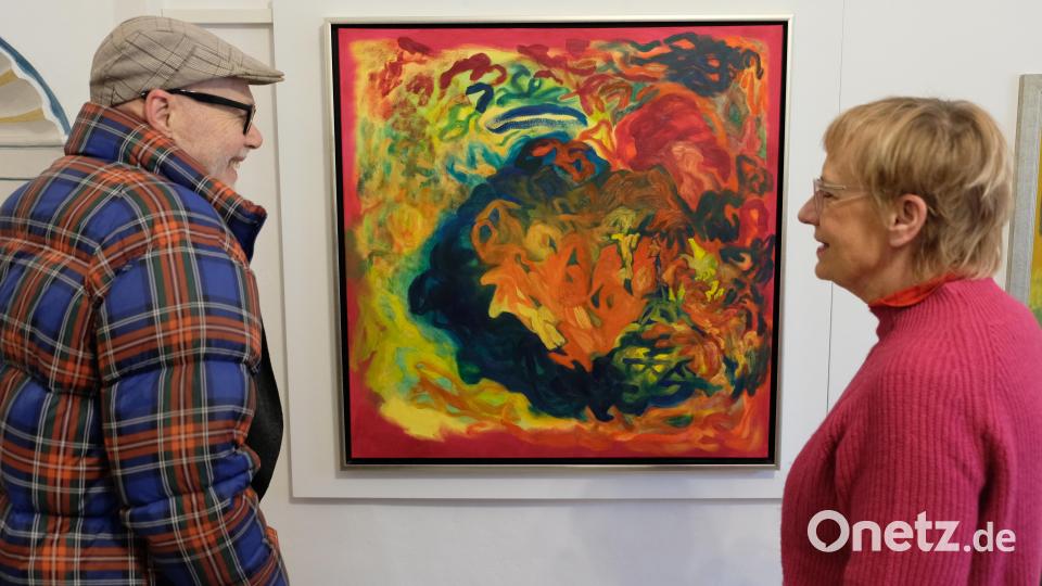 Die Kunstausstellung mit Bildern von Karl Aichinger handelt &quot;Vom Schauen der Schöpfung&quot;. Interessiert betrachten Gäste der Vernissage das Bild mit dem Titel &quot;Macht des Schicksals&quot;, einem Kunstwerk in Öl und Acryl auf Leinwand Bild: do