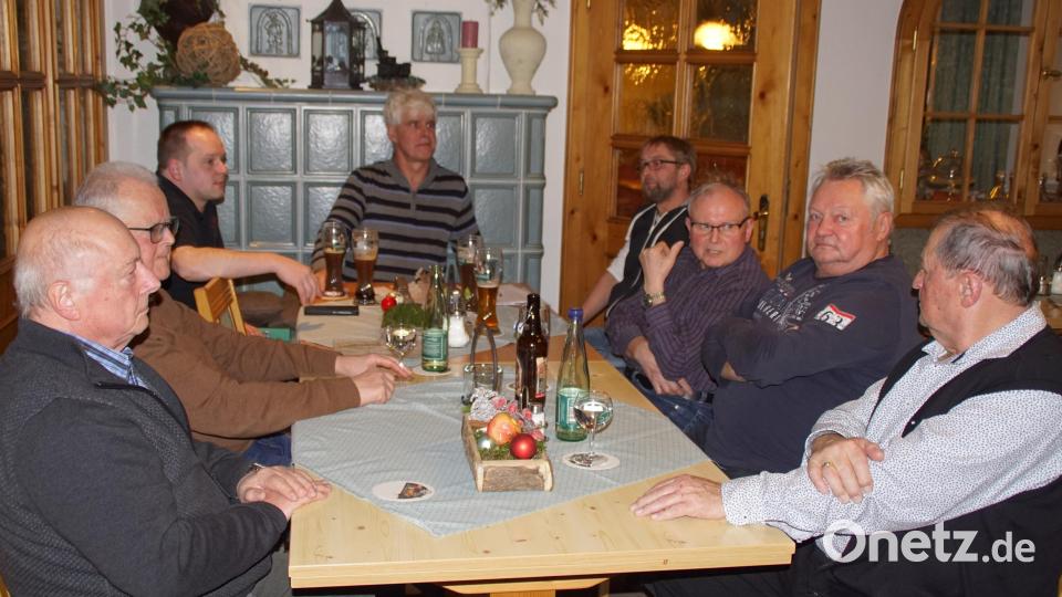 Hans Zilk (Mitte) von den Frauensteiner Burgschützen leitet die Aussprache, rechts Willibald Weber vom Schützenverein Einheit Weiding. Bild: mmj
