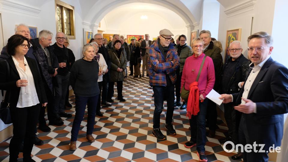 Landtagsvizepräsident MdL Tobias Reiß (re), Vorsitzender des Speinsharter Fördervereins, begrüßte zur Eröffnung der Ausstellung mit Bildern des vor 10 Jahren verstorbenen Oberpfälzer Universalkünstlers Karl Aichinger zahlreiche Kunstinteressierte Bild: do