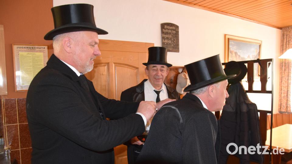 Das Billettl für die Teilnahme am Fischzug kostet fünf Euro. Zeremonienmeister Thomas Wagner malt jedem Teilnehmer einen Fisch auf den Gehrock. Meist ist das ganz einfach, denn die Konturen vom Vorjahr sind noch da. Bild: bö