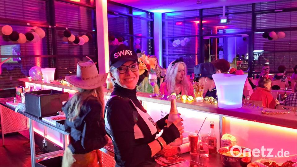 Leckere Cocktails wurden beim Weiberfasching angeboten. Bild: KEM-Event GmbH/exb