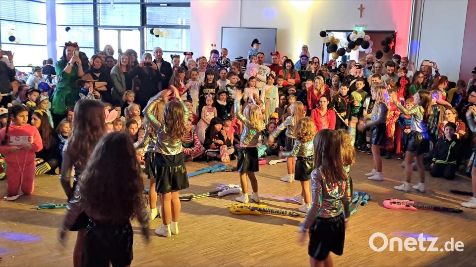 Die KEM-Event GmbH hatte in der Faschingszeit zu drei Veranstaltungen eingeladen. Keinen freien Sitzplatz gab es beim Kinderfasching. Hier traten die Wichtel- und die Mini-Garde des WCV Waldeck auf. Bild: KEM-Event GmbH/exb