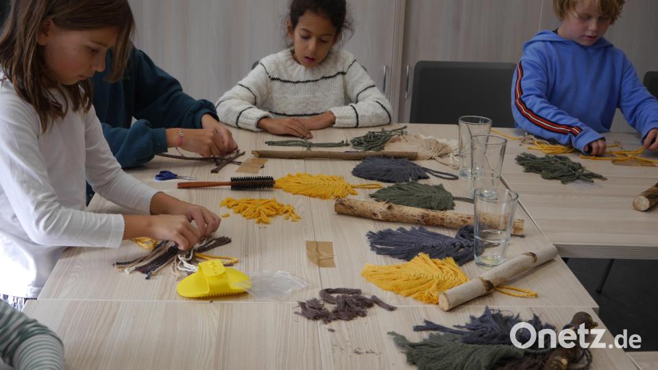 Bei Kinder und Jugendlichen sind auch die Bastel-Workshops im "B20 Meetingromm" beliebt. Je nach Saison können eigene Kreationen geschaffen werden. Bild: Kreisjugendring Tirschenreuth/exb
