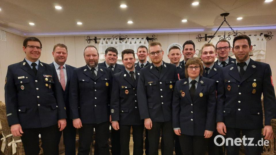 Neuwahlen gab es bei der Feuerwehr Großensterz. Auf dem Bild (von links) Kreisbrandmeister Phillip Sölch, Bürgermeister Stefan Grillmeier, Christian Bäuml, Matthias Burger, Andreas Meierhöfer, Martin Göhl, Florian Mark, Tobias Weiß, Johannes Dietz, Martina Mark, Thomas Mark, Matthias Fröhlich und Andreas Burger. Bild: Feuerwehr Großensterz/exb