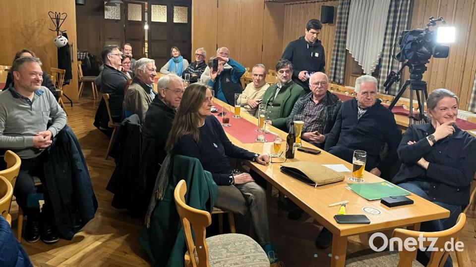 Neben Laura Weber war Bundestagsabgeordnete Tina Winklmann (rechts) Rednerin der Veranstaltung in der Waldgaststätte Strehl. Bild: Die Grünen/exb
