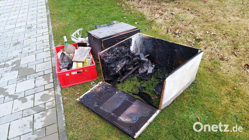 Der Brandherd wurde von Feuerwehrleuten ins Freie gebracht. Bild: Peter Nickl