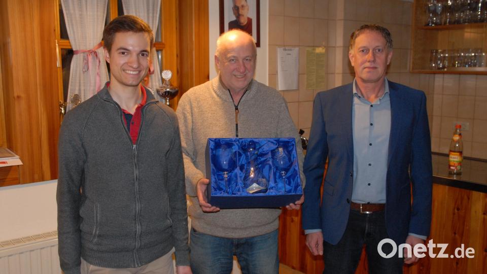 Mit einem Präsent dankt im Namen der Marktgemeinde Schmidmühlen Dritter Bürgermeister Mathias Huger (rechts) Josef Popp für dessen 33 Jahre als Erster Schützenmeister. Bild: pop