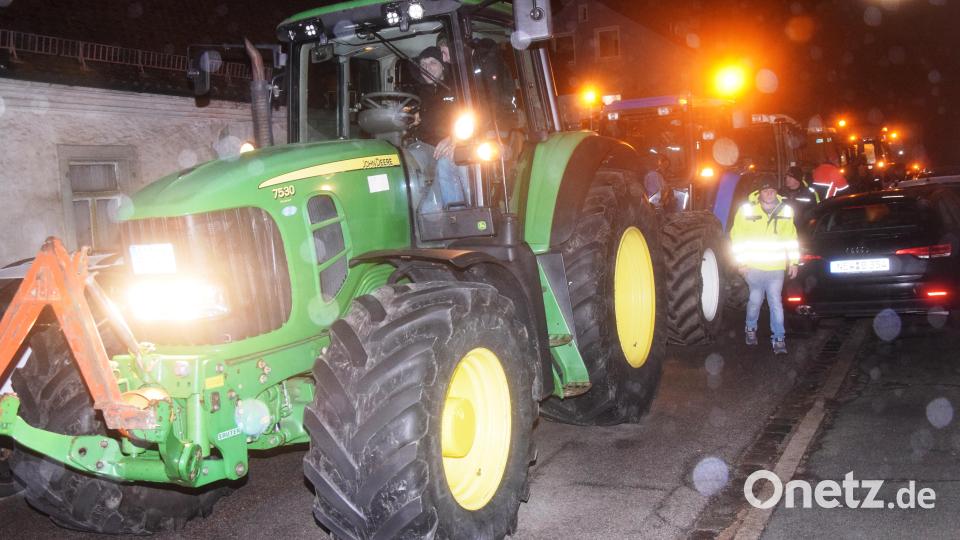 Die Kirchenstraße war am Mittwochabend zugeparkt. Mit einem Hup-Konzert demonstrieren Landwirte vor dem Gasthof Lehner, in dem gerade der Politische Aschermittwoch der Weidener SPD stattfindet. Bild: fz