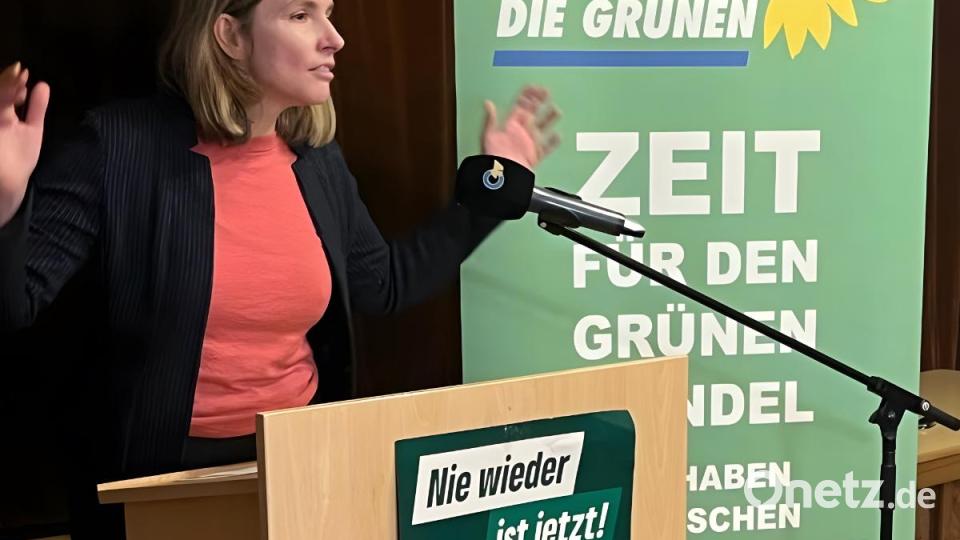 Laura Weber zielt in ihrer Aschermittwochsrede unter anderem auf den stellvertretenden Ministerpräsidenten Hubert Aiwanger, der sich vom „Hauptverhinderer“ von Windkraft zu einem Fürstreiter gewandelt habe. Bild: Die Grünen/exb