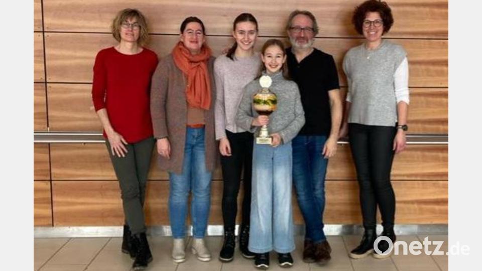 Die Familie Werner bekommt in diesem Jahr den Wanderpokal der DJK Leichtathletikabteilung. Ganz links Abteilungsleiterin Andrea Schieder, rechts Manuela Schraml-Kithier. Bild: Schraml-Kithier/exb