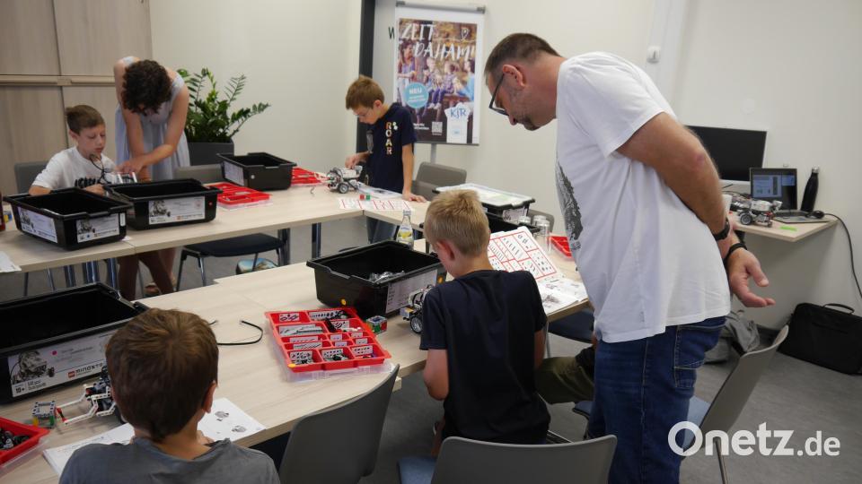 Im "B20 Meetingroom" bietet der Kreisjugendring Tirschenreuth regelmäßig Kurse an. Hier üben sich Jugendliche mit Lego-Mindstorms-Robotern. Bild: Kreisjugendring Tirschenreuth/exb