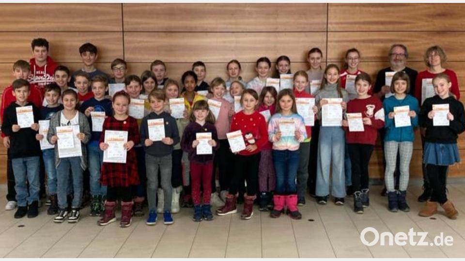 Die Nachwuchssportler der DJK Leichtathletikabteilung nehmen ihre Sportabzeichen entgegen. Bild: Schraml-Kithier/exb