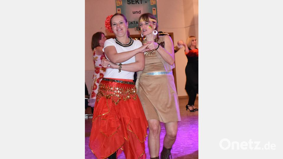 Nicht nur die Bauchtänzerin, sondern auch das Indianer-Mädchen haben eine flotte Sohle aufs Parkett gelegt. Bild: rgr