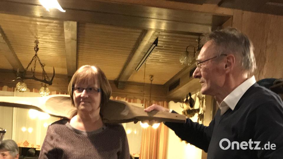 Eine Besucherin probiert mit der Hilfe von Josef Schmaußer das Joch zum Wassertragen aus. Bild: mma