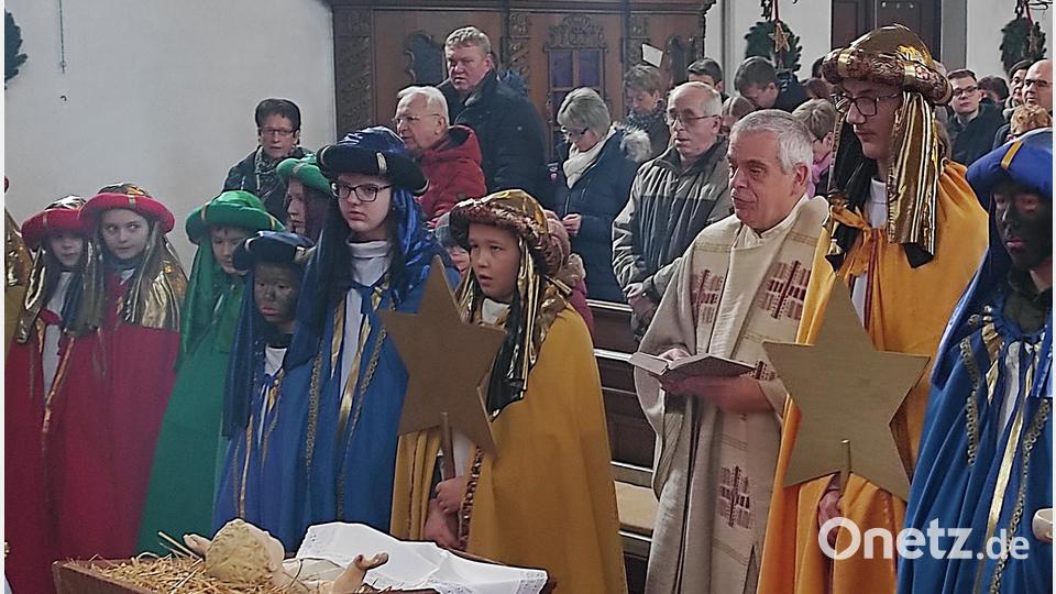 Auch heuer übernahmen es wieder die Ministranten als Sternsinger durch die Pfarrei zu ziehen. Bild: lgc