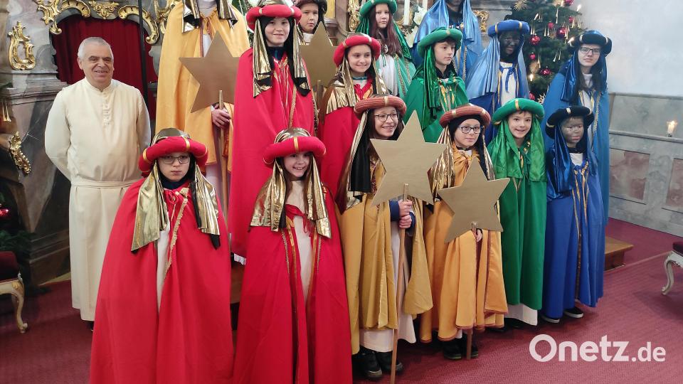 Auch heuer übernahmen es wieder die Ministranten als Sternsinger durch die Pfarrei zu ziehen. Bild: lgc