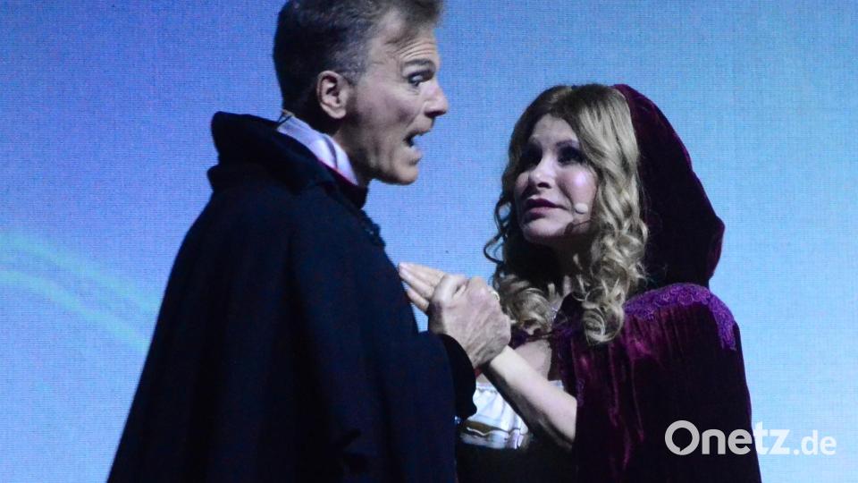Raoul (Jochen Sautter) und Christine Daaé (Deborah Sasson) überzeugen in der Inszenierung &quot;Phantom der Oper&quot;. Bild: Kunz