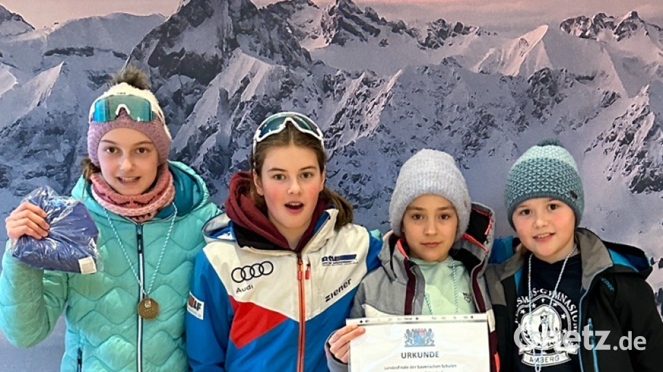 Das Erasmus-Gymnasium mit seinen Skilangläuferinnen. Lara Wiesneth, Merle Uschold, Lena Schlierf und Veronika Götz holten einen hervorragenden 3. Platz bei den bayerischen Meisterschaften der Schulen im Skilanglauf. Bild: ero