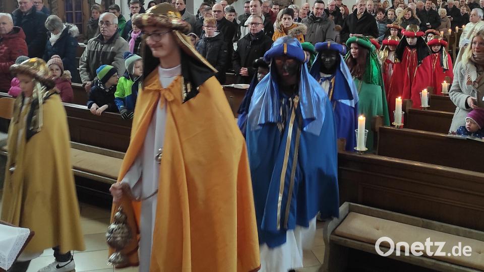 Auch heuer übernahmen es wieder die Ministranten als Sternsinger durch die Pfarrei zu ziehen. Bild: lgc