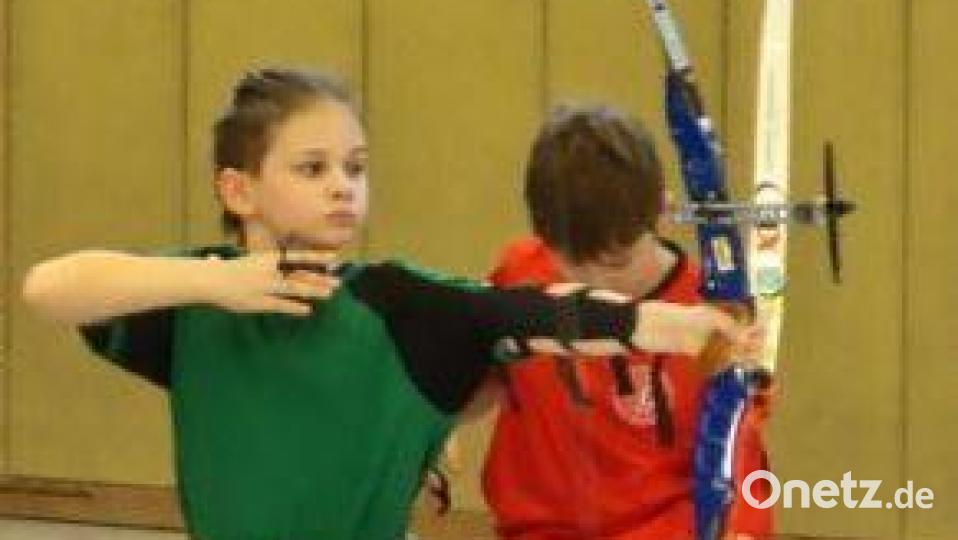 Nachwuchsschütze Leon Härtl sicherte sich in der Bogenklasse Schüler B Recurve mit Visier die Bronzemedaille. Bild: TSV Bärnau/exb