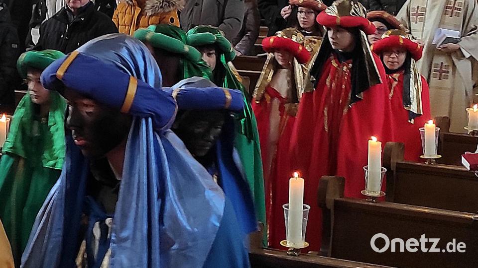 Auch heuer übernahmen es wieder die Ministranten als Sternsinger durch die Pfarrei zu ziehen. Bild: lgc