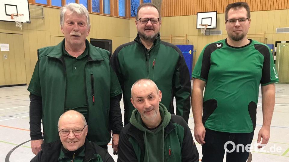 Die erfolgreichen Schützen der Herrenklasse (stehend, von links) Helmut Meier, Jürgen Härtl und Martin Weiß sowie (sitzend, von links) Uwe Klöpfel und Dalibor Zvonaric. Bild: TSV Bärnau/exb