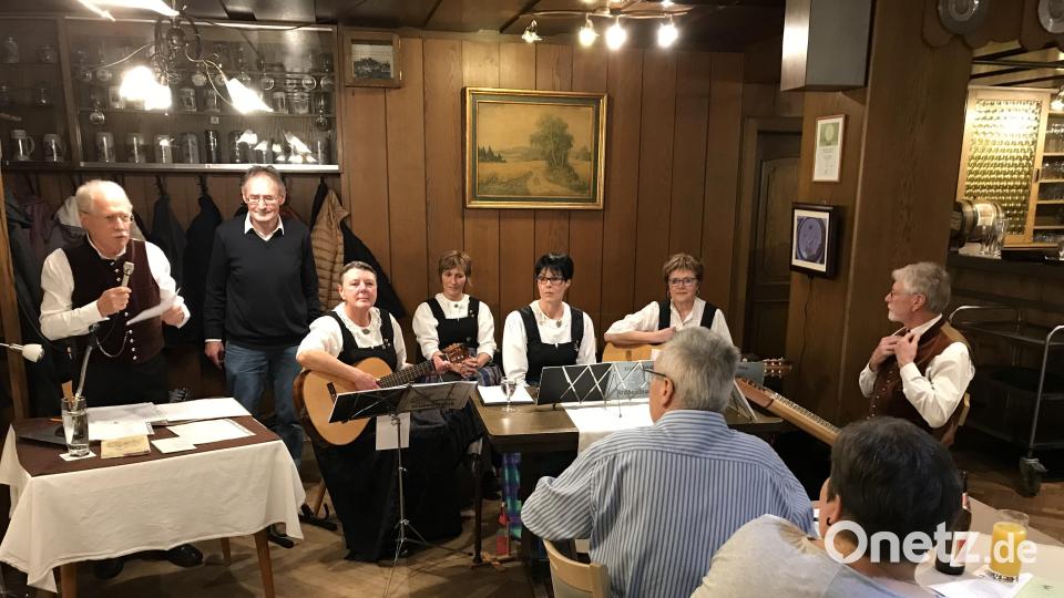 Helmut Heinl, Josef Schmaußer und die Birgländer Musikanten und Sängerinnen Bild: mma