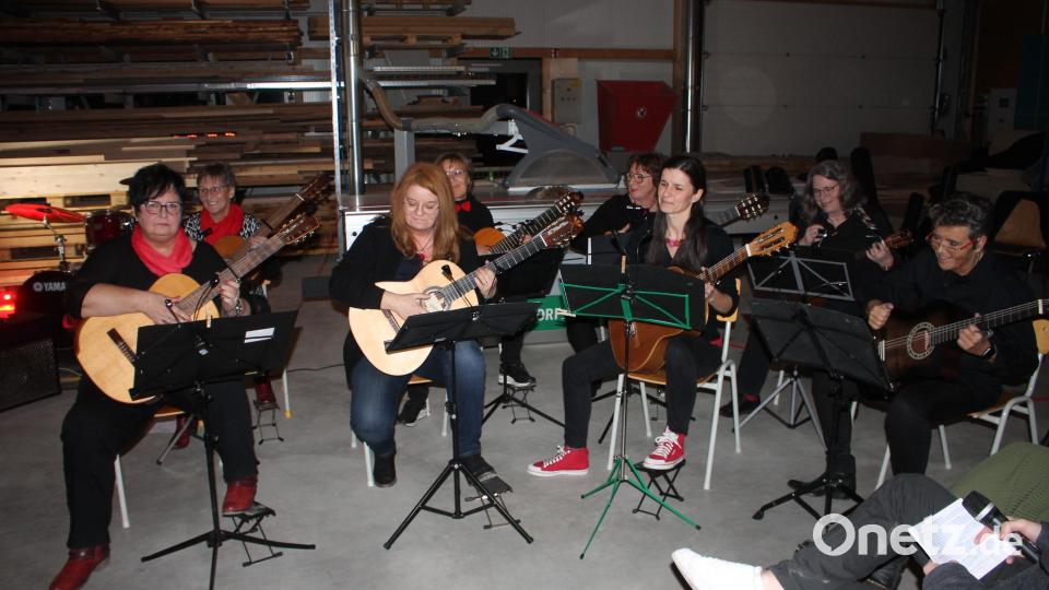 &quot;Mit Gemütlichkeit&quot; spielt sich das Gitarrenensemble in die Herzen der Zuhörer. Bild: bjp