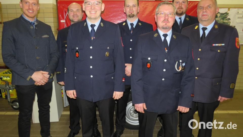 Die neuen Kommandanten und die Vorgänger. Von links: Zweiter Bürgermeister Andreas Müller, Kreisbrandrat Marco Saller, neuer Kommandanten Daniel Ludwig, neuer Stellvertreter Philipp Wilfling, ehemaliger Kommandant Gerd Kraus, sein Stellvertreter Florian Scheidler und Kreisbrandinspektor Martin List Bild: adj