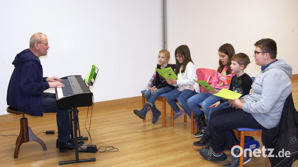 Neue Songs werden einstudiert, bereits Bekanntes vertieft. Bei den Proben mit Werner Fritsch (links) kommt auch der Spaß nicht zu kurz. Zum Repertoire der "Pfarrreispatzen" gehört alles, was Freude macht. Bild: wro