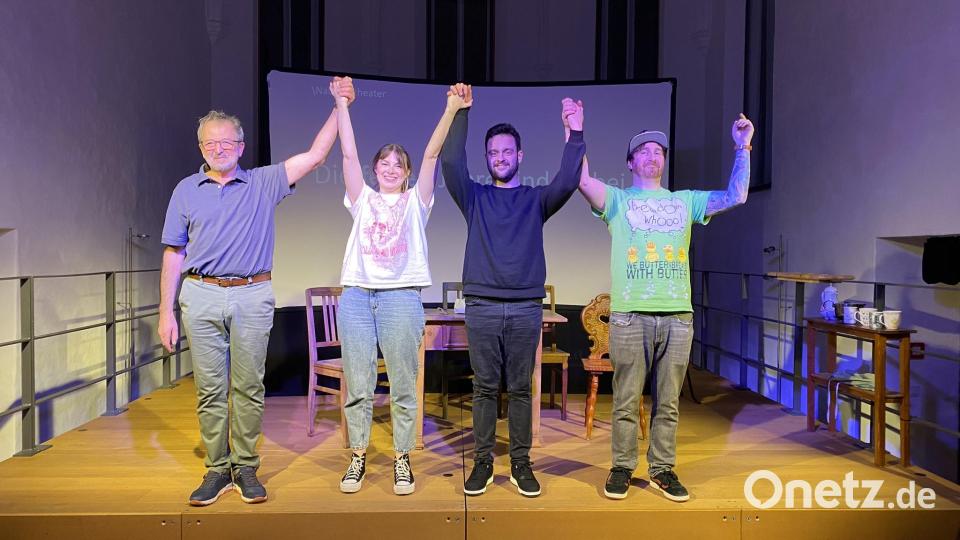 Zuweilen nachdenklich, teils brand-aktuell formuliert, pointiert, witzig, aber auch liebevoll-sinnlich - Manfred Bruckner, Jule Sitzmann, Martin Brandstätter und Andreas Pschierer zeigten alle Facetten ihres schauspielerischen Könnens. Bild: aub