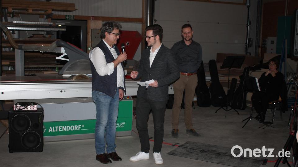 Nachdem Firmenchef Sebastian Hösl (rechts) und Musikschulvorsitzender Bernhard Stangl (links) das Publikum begrüßt haben, übergeben sie die Moderation des Konzerts an Jonas Plössner. Bild: bjp
