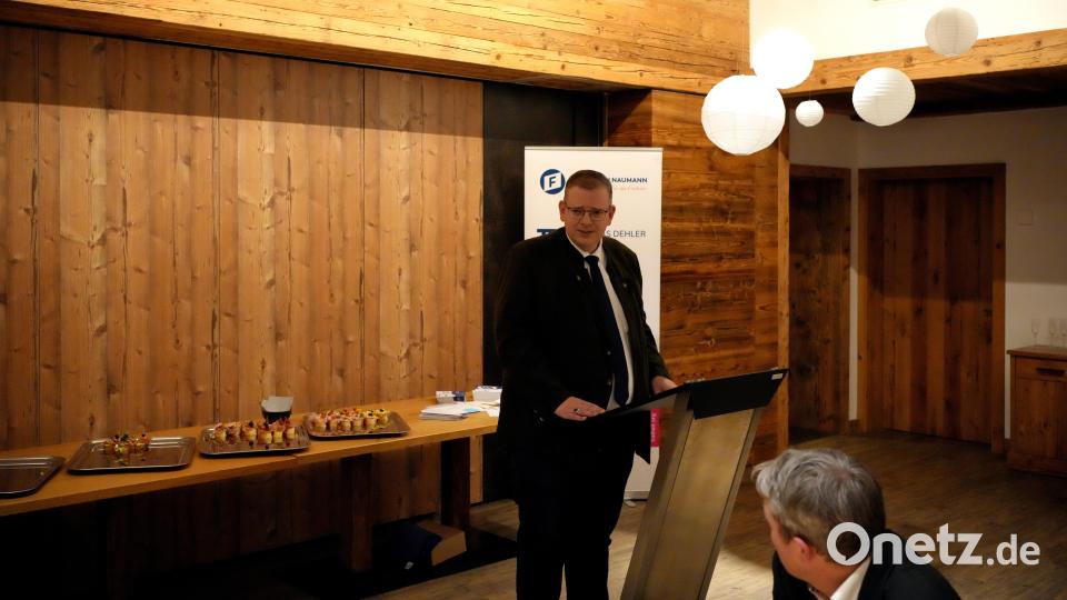 Der FDP-Bundestagsabgeordnete Ulrich Lechte erinnerte sich in seiner Laudatio an seine erste Begegnung mit Reitzenstein: &quot;Du warst im Regensburger Bezirksvorstand der einzige, der keine Hornbrille trug.&quot; Bild: gac