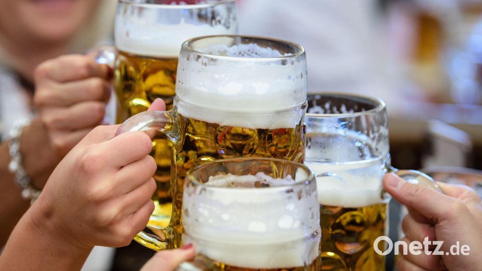 Die Planungen für das erste Starkbierfest der Fußballer des TSV Erbendorf am Samstag, 9. März, in der Stadthalle laufen auf Hochtouren Symbolbild: Matthias Balk/dpa/Symbolbild