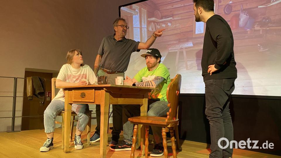 Manager Hardenberg (alias Manfred Bruckner) kommt mit der Jugend von heute ins diskutieren und zieht so einige "erklärende" Vergleiche zu seiner 68er-Generation. Bild: aub