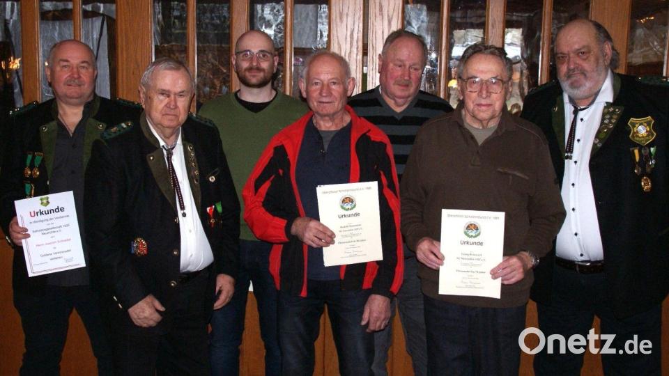 Die Geehrten der SG Neumühle (von links): Joachim Schneider, Ernst Schlauch, Andreas Kurz, Rudi Neumann, Ferdinand Winkelmann, Georg Reinwald und Gerald Helgert. Bild: dop