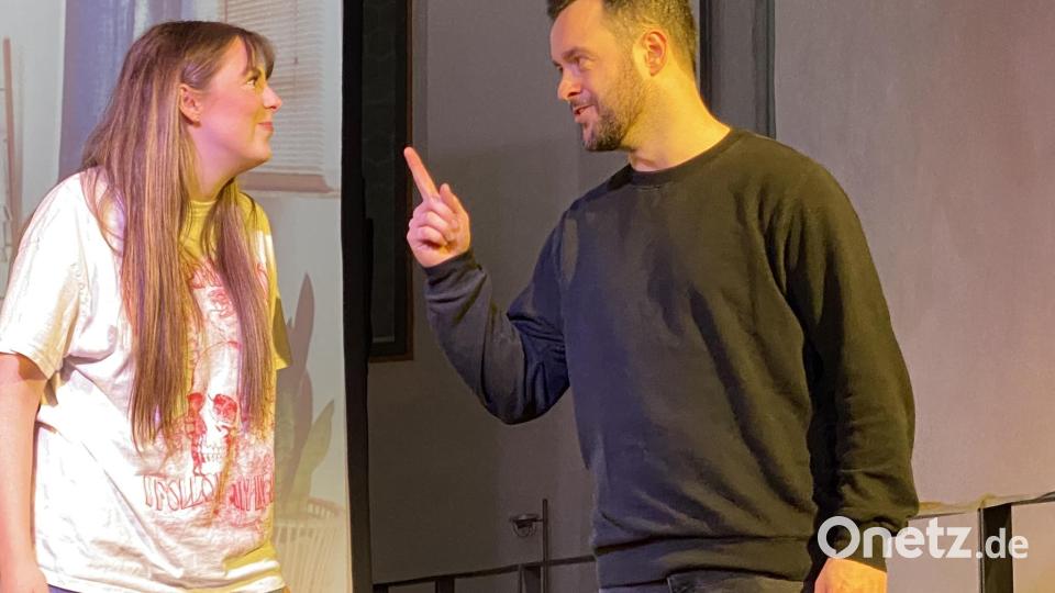 Während der gemeinsame Freund Peter im Urlaub ist, kommt bei der Wohnungsrenovierung zwischen Jule (Jule Sitzmann) und Jan (Martin Brandstätter) mehr als nur so Einiges zur Sprache. Bild: aub