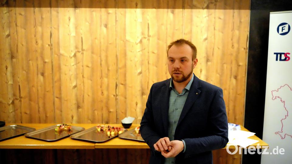 Der Vorsitzende des Sulzbach-Rosenberger FDP-Ortsverbands Christian Weiß erklärt: &quot;Ich werde nicht in Deine Fußstapfen treten, sondern meine eigenen Spuren hinterlassen!&quot; Bild: gac