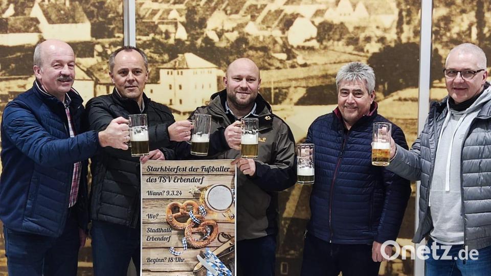 Norbert Martetschläger (von links), Fußballabteilungsleiter Stefan Klamt, Marco Manze, Herbert Stengl und Stadthallen-Pächter Oliver Fienz freuen sich schon auf das Starkbierfest in Erbendorf. Bild: TSV Erbendorf/exb