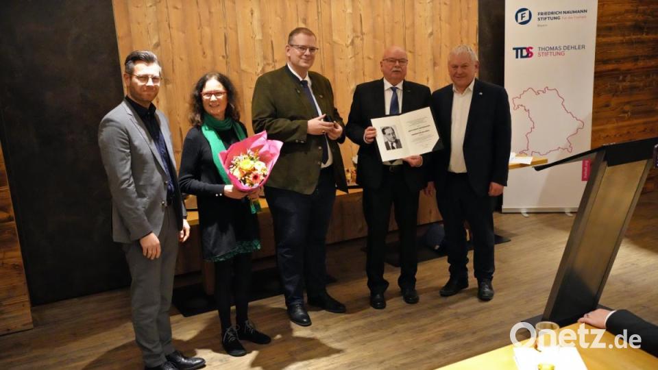 Der Präsident der Thomas-Dehler-Stiftung, Bundestagsabgeordneter Thomas Hacker (rechts), überreicht Hans-Jürgen Reitzenstein (Zweiter von rechts) die Urkunde zur Thomas-Dehler-Nadel. Von links: FDP-Generalsekretär Christoph Skutella, Dietlinde Reitzenstein und Abgeordneter Ulrich Lechte. Bild: gac