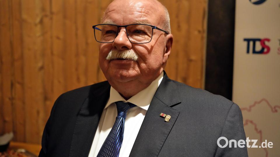 Hans-Jürgen Reitzenstein ist nun stolzer Träger der goldfarbenen Thomas-Dehler-Nadel (rechts am Revers). Bild: gac
