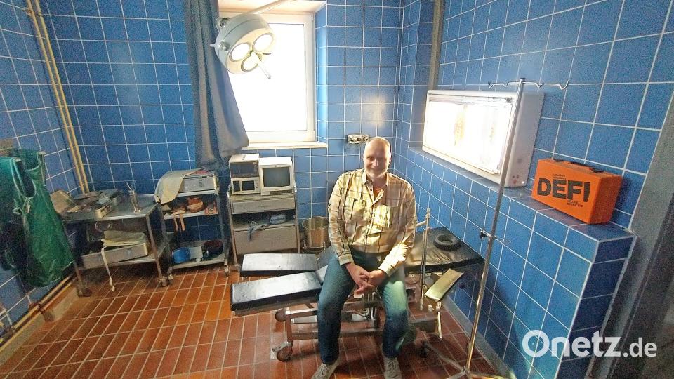 Franz Häusler hat seinen eigenen „OP“ gebaut. Die Kulisse ist Teil der „Fotowerft“ in Arzberg. Bild: Gerd Pöhlmann/fph