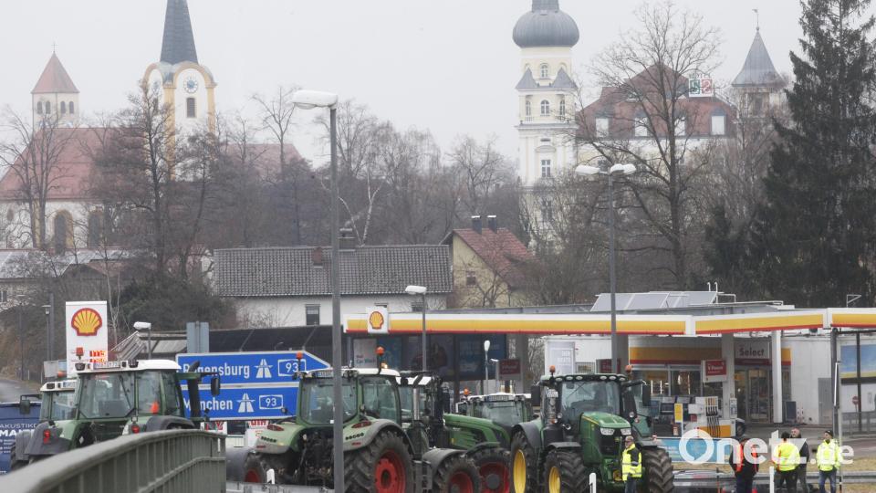 Auch an der Autobahnauffahrt Schwarzenfeld gibt es kein Durchkommen. Bild: Hirsch