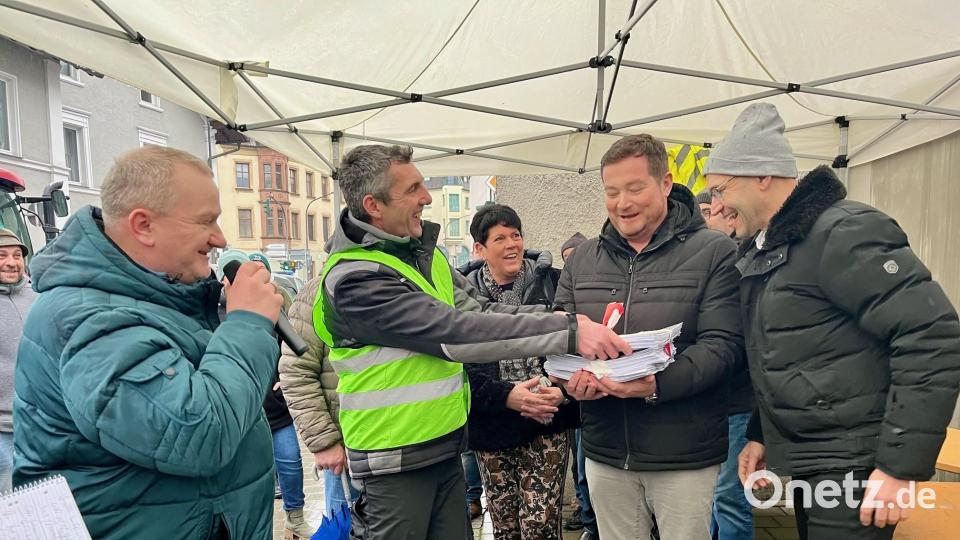 Bei der Übergabe der Unterschriftsliste von rechts: Ely Eibisch, Vizepräsident des Bayerischen Bauernverbands, Uli Grötsch, SPD-Bundestagsabgeordneter, Michael Müller, Organisator der Demonstration und Werner Reinl, Vorsitzender des Kreisverbands Bund deutscher Milchviehhalter aus Neustadt/WN. Bild: Gabi Schönberger