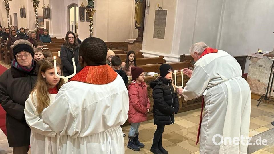 Pfarrer Erwin Bauer und Pfarrvikar Basil spenden den Kindern und Erwachsenen den Blasiussegen. Bild: gz
