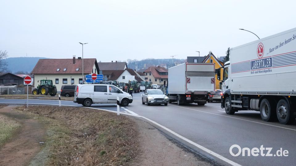 Geduld und gegenseitige Rücksichtnahme sind am Mittwoch an den Autobahnauffahrten gefragt. Die Bauern setzten ihre Proteste fort. Bild: Hirsch
