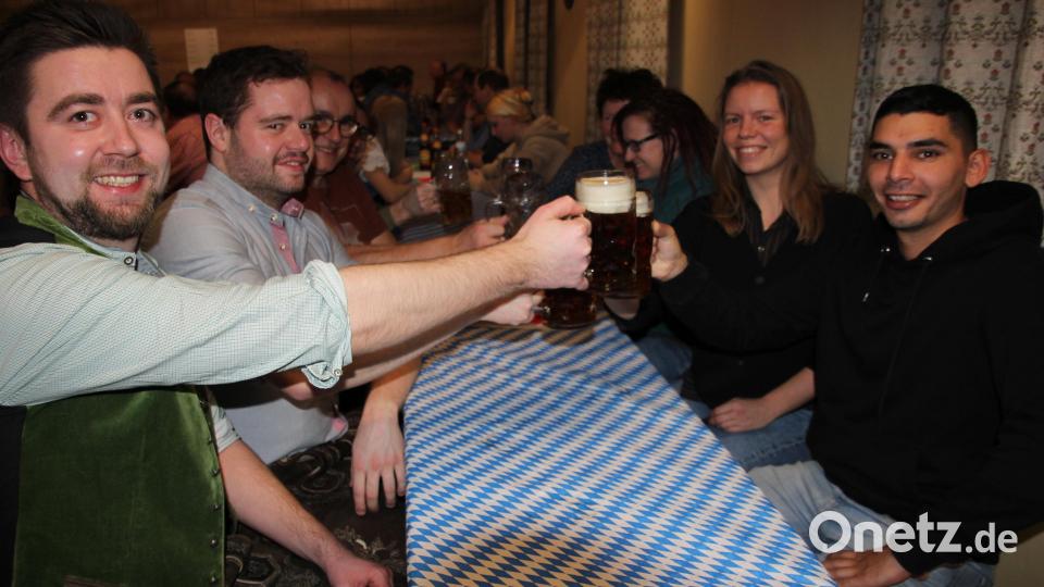 Ein internationales Prosit der Gemütlichkeit: Carolin Gmeiner aus Liebenstein brachte ihren argentinischen Freund Lucas Catalano mit zum Starkbierfest. Im Bild: (von links) Zweiter Schützenmeister Philipp Zölch, Christian Gmeiner sowie Carolin Gmeiner und ihr Freund Lucas Catalano. Bild: kro