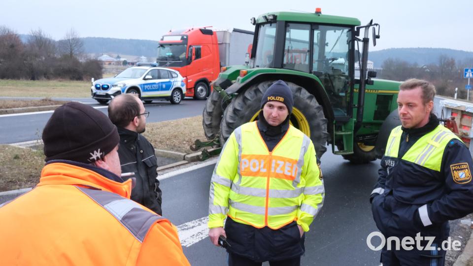 Die Aktionen sind mit der Polizei abgestimmt. Die Beamten regeln den Verkehr. Bild: Hirsch